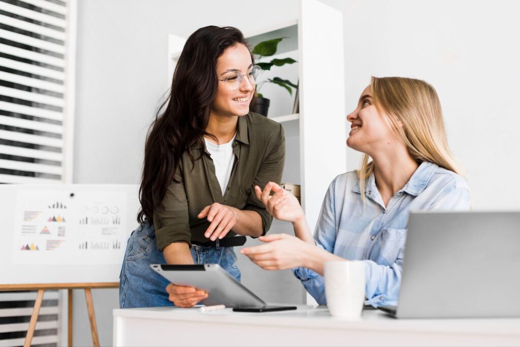 Colaboradoras dialogando abertamente permitindo a criação de um ambiente psicologicamente seguro.