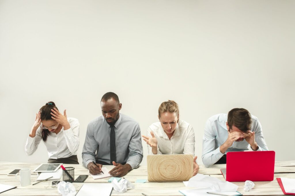 Colaboradores estressados por ser um sério sinal de risco comportamental na sua empresa.